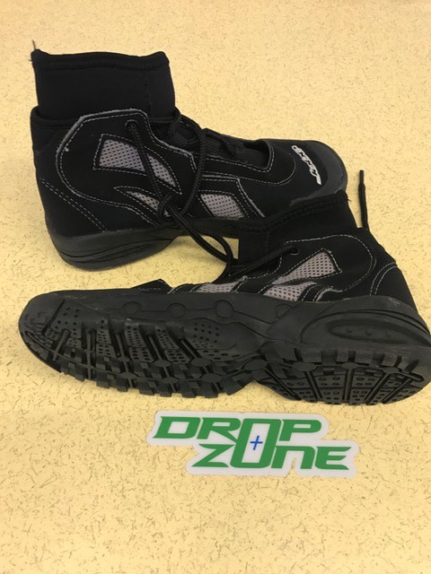 chaussures boots noires de jet-ski en neoprene